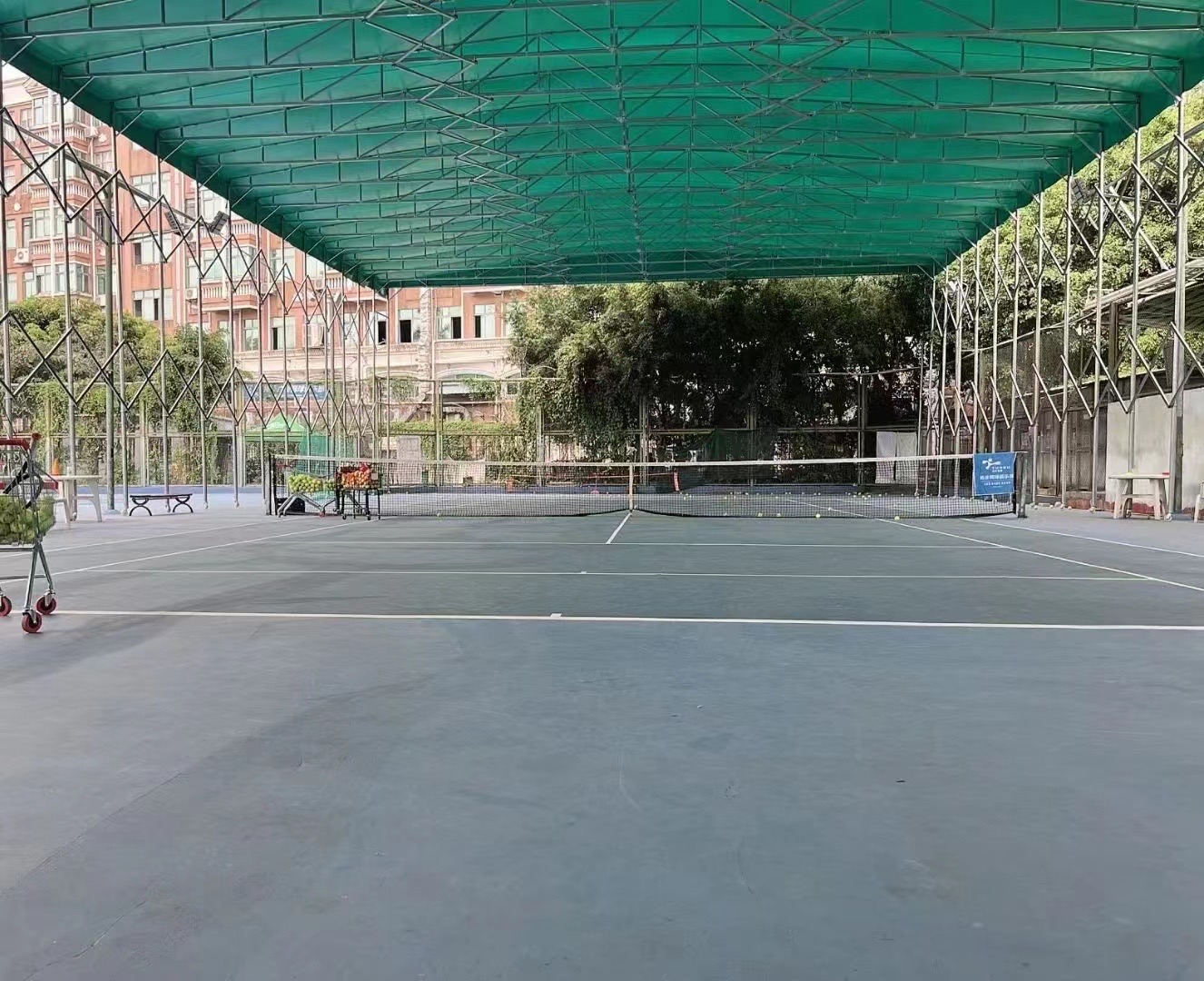 Plus网球俱乐部 广州碧桂园校区位于广东省广州市番禺区维也纳酒店入口左侧(南浦地铁站D口步行480米),可在网球地图查看广州市网球场订场方式。提供室外场、硬地场、室内场等场地。场馆设施包括洗手间、饮料售卖、停车方便。参考起价50元/小时起。